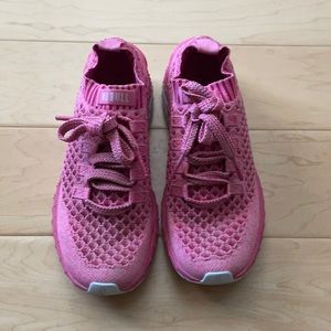 Bright pink No Bull knit runners